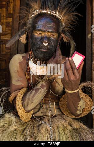 Papua Nuova Guinea, Enga Provincia, Ewa tribù, Wabag regione, danzatori vestiti per un sing-Sing (una festa tradizionale) Foto Stock