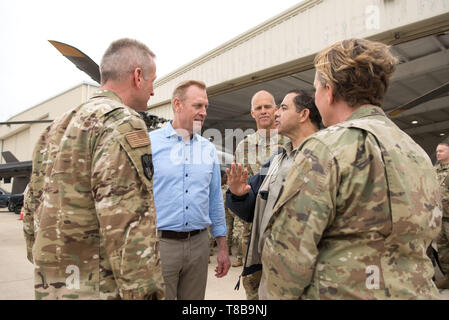 Stati Uniti Deliberando il Segretario della Difesa Patrick M. Shanahan parla con sost. Henry Cuellar (D-TX 28th district) prima della partenza McAllen, Texas, 11 maggio 2019. (DoD foto di U.S. Army Sgt. Ambra I. Smith) Foto Stock