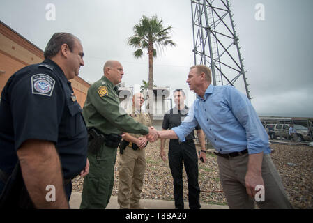 Stati Uniti Deliberando il Segretario della Difesa Patrick M. Shanahan e deliberando Segretario di Homeland Security Kevin McAleenan sono accolti dal Vice Capo delle dogane e della Pattuglia di Confine (CBP) John Morris, direttore delle operazioni del Sud il CBP Carlos Rodriguez e sost. Henry Cuellar (D-TX 28th district) all'arrivo a McAllen Pattuglia di Confine Stazione, McAllen, Texas, 11 maggio 2019. (DoD foto di U.S. Army Sgt. Ambra I. Smith) Foto Stock