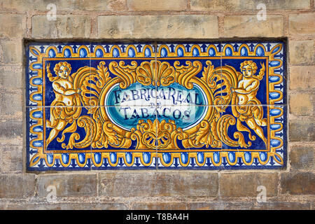 Vecchie piastrelle ceramiche "Fabrica Real de Tabacos' - Royal fabbrica di tabacco di Siviglia, Università di Siviglia, in Andalusia Foto Stock