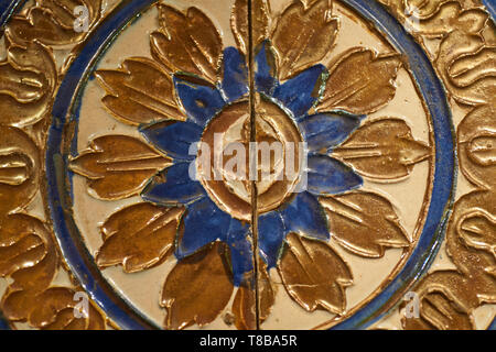 Primo piano di antiche piastrelle in ceramica a Siviglia il palazzo Alcazar ('Alcázar de Sevilla") Foto Stock