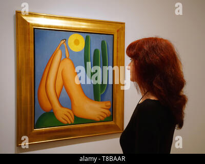 Una donna che guarda il dipinto ad olio 'Abaporu' di Tarsila do Amaral. Foto Stock