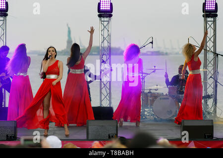 IL SOPRANO DI M. Turetsky è un gruppo d’arte femminile russo (una cappella). Concerto a Wagner Park, Battery Place. Maggio 12 2018. Foto Stock