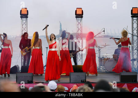 IL SOPRANO DI M. Turetsky è un gruppo d’arte femminile russo (una cappella). Concerto a Wagner Park, Battery Place. Maggio 12 2018. Foto Stock