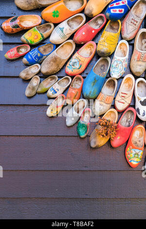 Insieme di diversi colorati olandese vintage zoccoli di legno Foto Stock