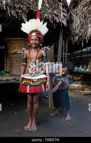 Papua Nuova Guinea, Milne Bay Provincia, Encastreaux Mare, Trobriands arcipelago, Kiriwina Isola, Okaiboma Village, Milamala festival, all'interno di una scuola projet culturale, i ragazzi sono per l apprendimento tradizionale danza circolo chiamato Wosi Mwaya Foto Stock