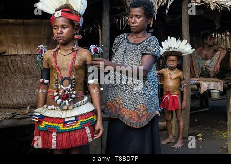 Papua Nuova Guinea, Milne Bay Provincia, Encastreaux Mare, Trobriands arcipelago, Kiriwina Isola, Okaiboma Village, Milamala festival, all'interno di una scuola projet culturale, i ragazzi sono per l apprendimento tradizionale danza circolo chiamato Wosi Mwaya Foto Stock