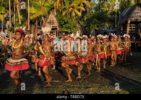 Papua Nuova Guinea, Milne Bay Provincia, Encastreaux Mare, Trobriands arcipelago, Kiriwina Isola, Okaiboma Village, Milamala festival, all'interno di una scuola projet culturale, i ragazzi sono per l apprendimento tradizionale danza circolo chiamato Wosi Mwaya Foto Stock