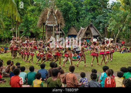 Papua Nuova Guinea, Milne Bay Provincia, Encastreaux Mare, Trobriands arcipelago, Kiriwina Isola, Okaiboma Village, festival Milamala, cerchio danse chiamato Wosi Mwaya Foto Stock