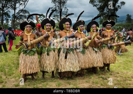 Papua Nuova Guinea, Highlands Occidentali Provincia, Wahgi Valley, Mount Hagen Regione, festival di Hagen Visualizza, cantare cantare gruppo provenienti dalla zona Enga Foto Stock