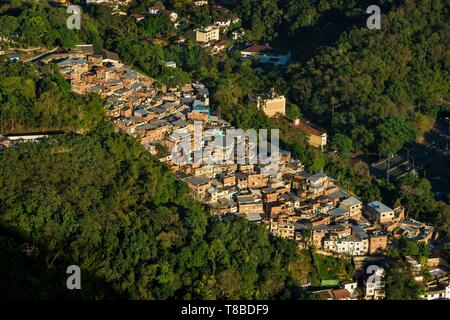 Il Brasile, Stato di Rio de Janeiro, Rio de Janeiro, città classificate patrimonio Mondiale di UNESCO, vista generale di Santa Marta Favela di Dona Marta belvedere Foto Stock
