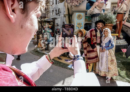 Las Fallas Valencia Festival, persone di scattare le foto Spagna Foto Stock