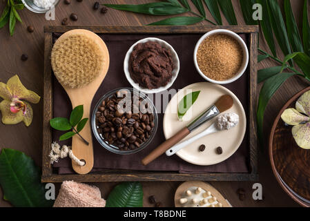 Accessori per caffè Spa composizione, laici piana, copia dello spazio. Natural spa caffè cosmetici e trattamento biologico concetto su legno scuro dello sfondo. Foto Stock