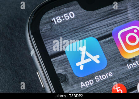 Sankt-Petersburg, Russia, 12 Aprile 2018: Apple store icona applicazione su Apple iPhone X lo schermo dello smartphone di close-up. Applicazione mobile icona di app st Foto Stock