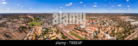 Lightning Ridge opal città mineraria in Australian Outback arido clima secco - centro del paese industria opale. Antenna di elevata vista panoramica sopra la città di st Foto Stock