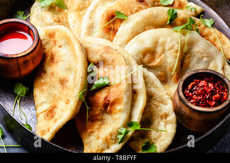 Cheburek, patty azzimo farcite con carne tritata.tradizionale pasticceria tartara Foto Stock