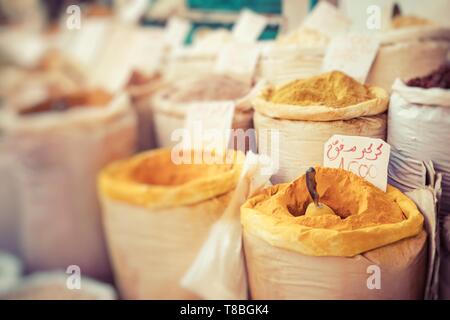 Spezie sulla tradizionale strada del mercato. Medina di Sousse. Città medievale. La Tunisia. Messa a fuoco selettiva. Foto Stock