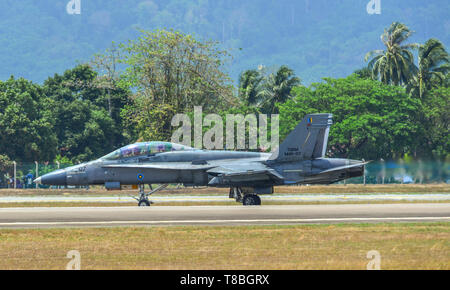 Il Langkawi, Malesia - Mar 30, 2019. Boeing FA-18D Hornet della Royal Malaysian Air Force (reg. M45-07) rullaggio sulla pista dell'Aeroporto di Langkawi (LGK). Foto Stock