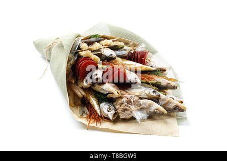 Spuntini, pesci secchi, pistacchi confezionati in forma di un mazzo di fiori su sfondo bianco Foto Stock