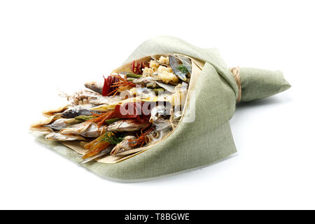 Spuntini, pesci secchi, pistacchi confezionati in forma di un mazzo di fiori su uno sfondo bianco. Vista laterale Foto Stock