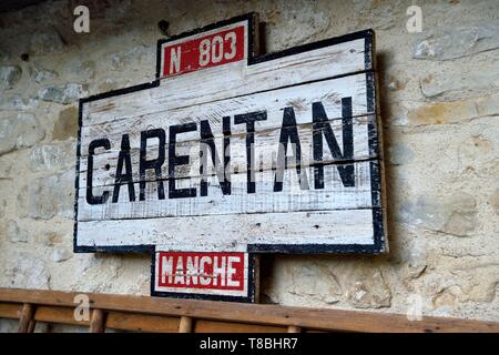 Francia, Manche, Carentan, L'Atelier, il tempo di guerra groceries cafÚ ricostituito da Sylvie e Jean-Marie Caillard, collezionisti di 1940s militari e civili di oggetti in legno, Carentan segno della città Foto Stock