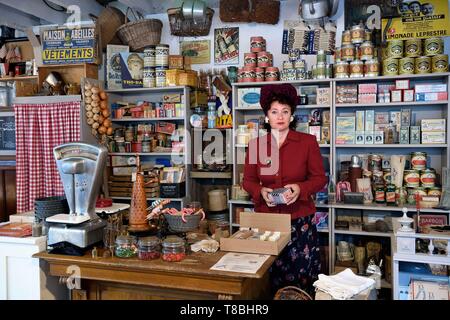 Francia, Manche, Carentan, L'Atelier, la guerra cafÚ generi alimentari, ricostituita per collezionisti di 1940s militare e oggetti civili Sylvie e Jean-Marie Caillard, Sylvie Caillard Foto Stock