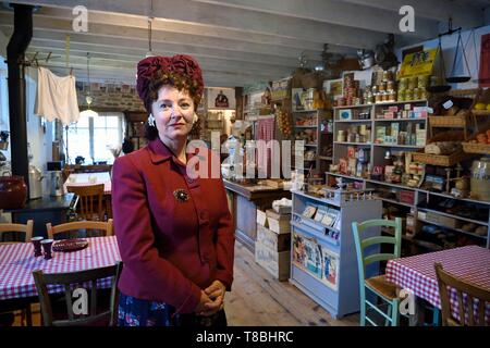 Francia, Manche, Carentan, L'Atelier, la guerra cafÚ generi alimentari, ricostituita per collezionisti di 1940s militare e oggetti civili Sylvie e Jean-Marie Caillard, Sylvie Caillard Foto Stock