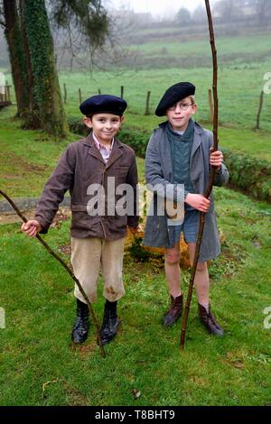 Francia, Eure, Sainte Colombe prÚs Vernon, Allied ricostituzione gruppo (US Guerra Mondiale 2 e macchia francese ricostruzione storica Associazione), i bambini vestiti come negli anni quaranta Foto Stock