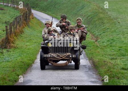 Francia, Eure, Sainte Colombe prÚs Vernon, Allied ricostituzione gruppo (US Guerra Mondiale 2 e macchia francese ricostruzione storica Associazione), reenactors in uniforme della 101st US Airborne Division progredendo in una Jeep Willys Foto Stock