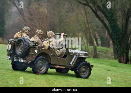 Francia, Eure, Sainte Colombe prÚs Vernon, Allied ricostituzione gruppo (US Guerra Mondiale 2 e macchia francese ricostruzione storica Associazione), reenactors in uniforme della 101st US Airborne Division progredendo in una Jeep Willys Foto Stock