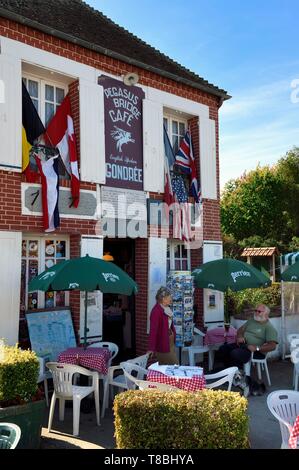 Francia, Calvados, Benouville, Cafe Gondree vicino ponte Pegasus, prima casa francese rilasciata il 6 giugno 1944 da parte di un commando inglese arrivati di notte in alianti Foto Stock