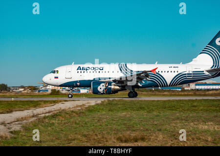 KHABAROVSK, Russia - 29 SET 2018: aerei Airbus A319-100 VP-buo Aurora compagnia aerea atterra all'aeroporto di Khabarovsk. Foto Stock