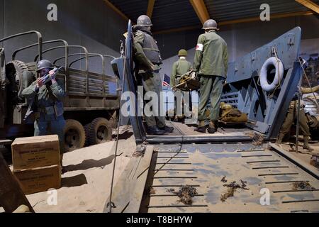 Francia, Calvados, Colleville sur Mer, Overlord Museum, Normandia 44, NOI insieme all'interno del museo, american Landing Craft Foto Stock
