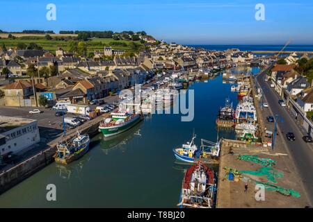 Francia, Calvados, Cote de Nacre, Port en bessin, le navi per la pesca a strascico nel porto di pesca (vista aerea) Foto Stock