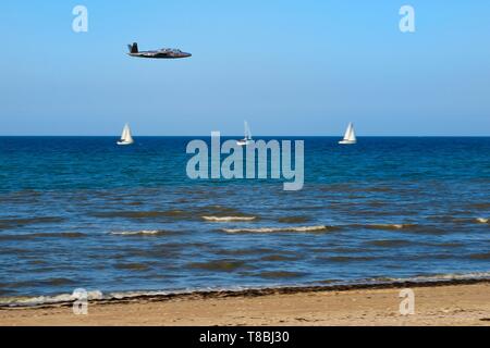 Francia, Calvados, Saint Aubin sur Mer, a due posti di formazione militare piano che è servito in aéronavale francese dal 1959 al 1994, il Fouga CM-175 Zephyr su Juno Beach Foto Stock