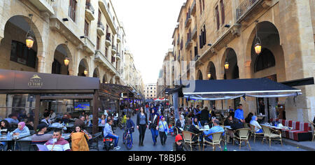 Immagine editoriale di Beirut, Libano - 24 Febbraio 2019: persone rilassante nel centro cittadino di Beirut's Nijmeh square, una delle poche auto libera spazi pubblici Foto Stock