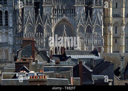 Francia, Seine Maritime, Rouen, facciata sud della cattedrale di Notre Dame de la cattedrale di Rouen dietro i tetti della città vecchia Foto Stock