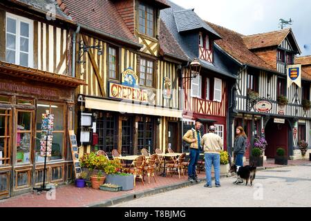 Francia, Calvados, Pays d'Auge, Beuvron En Auge, etichettati Les Plus Beaux Villages de France (i più bei villaggi di Francia), creperie e bistro Foto Stock