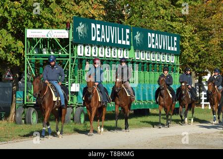 Francia, Calvados, Pays d'Auge, Deauville, ippodromo di Deauville-La Touques, piloti di fronte alla platea di partenza Foto Stock