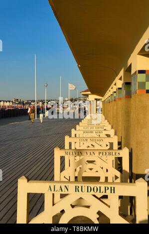 Francia, Calvados, Pays d'Auge, Deauville, il famoso plance sulla spiaggia, foderato con stile Art Deco cabine balneari, ciascuna con il nome di una celebrità che hanno partecipato al Deauville American Film Festival Foto Stock