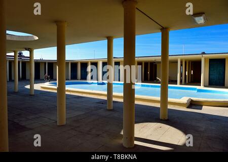 Francia, Calvados, Pays d'Auge, Deauville, stabilimento di bagni pompeiani stile Art Deco confinanti con lo stabilimento balneare di cabine sulla spiaggia Foto Stock