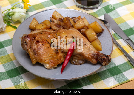 pollo arrosto con peperoncino alle erbe e patate Foto Stock