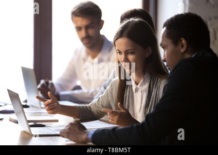 I colleghi di lavoro avente giornata focus sulle donne in chat con un collega Foto Stock