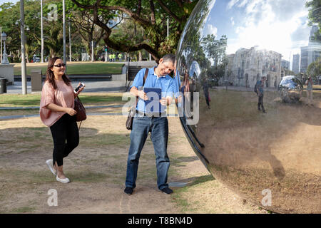 Rendendo selfies con telefono o iPad a palle specchio in Imperatrice Luogo di fronte Cavenagh Bridge e il "Asian Civilisations Museum' Foto Stock