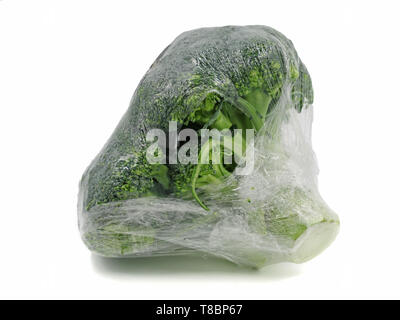 Broccoli avvolti in una pellicola di plastica isolati su sfondo bianco Foto Stock