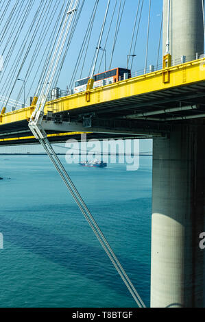 Chiudere ritaglio di acciaio Ting Kau Bridge a Hong Kong, che collega Tsing Yi Island a Tsuen Wan Foto Stock