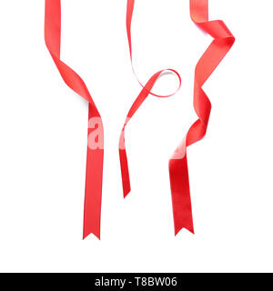 Nastri di colore rosso su sfondo bianco Foto Stock