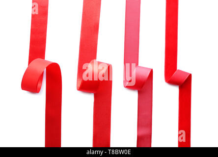 Nastri di colore rosso su sfondo bianco Foto Stock