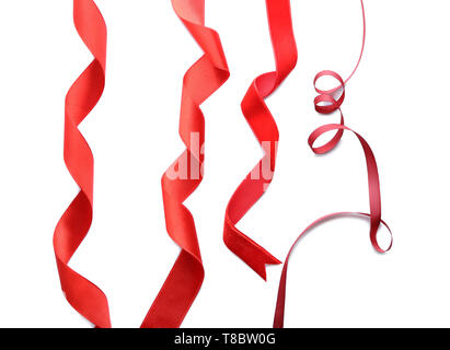 Nastri di colore rosso su sfondo bianco Foto Stock