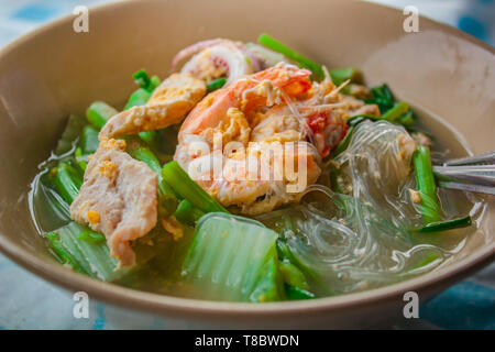 Il Suki nel brodo di pesce misto con i vermicelli e verdure, Tailandese Suki. Foto Stock
